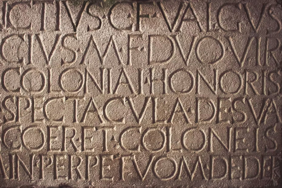 texto grabado romano